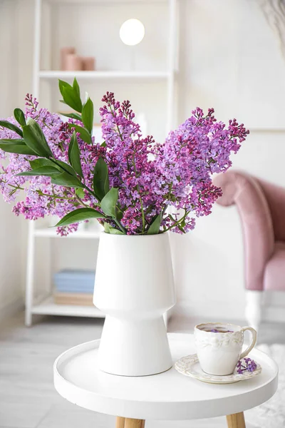 リラックスの花を咲かせ リビングルームの内部のコーヒーテーブルの上でお茶を飲む花瓶 — ストック写真