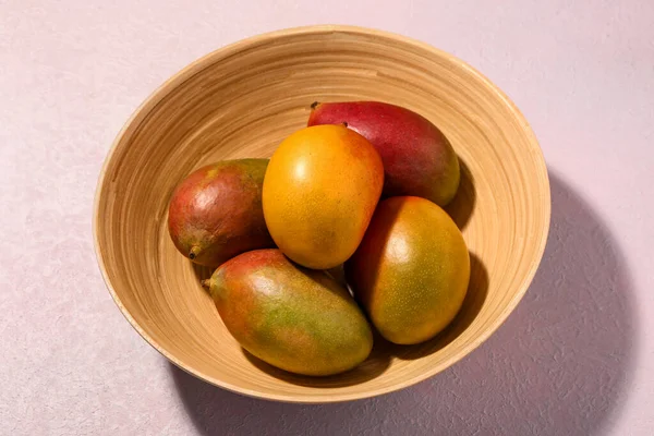 Bowl Fresh Ripe Mangoes Light Background — Stock Photo, Image