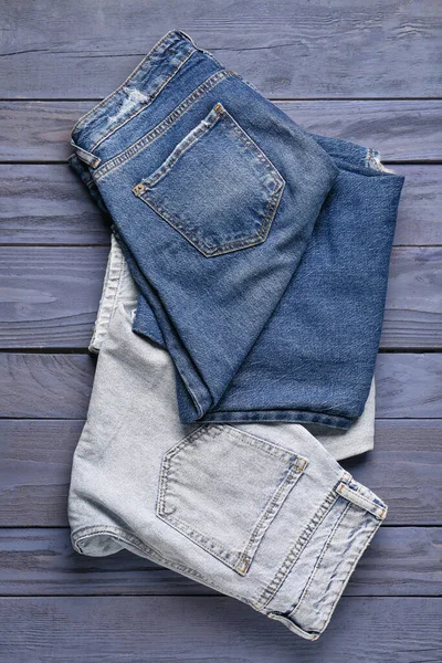 Olika Eleganta Jeans Jeans Blå Trä Bakgrund — Stockfoto