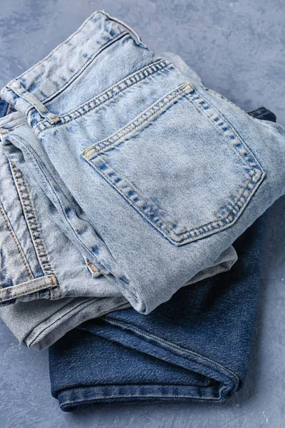 Różne Składane Dżinsy Jeansowe Grunge Niebieskim Tle — Zdjęcie stockowe