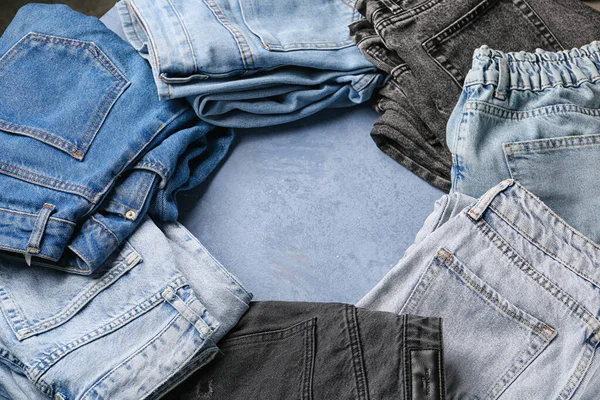 Quadro Feito Jeans Jeans Jeans Estilosos Diferentes Fundo Azul Grunge — Fotografia de Stock