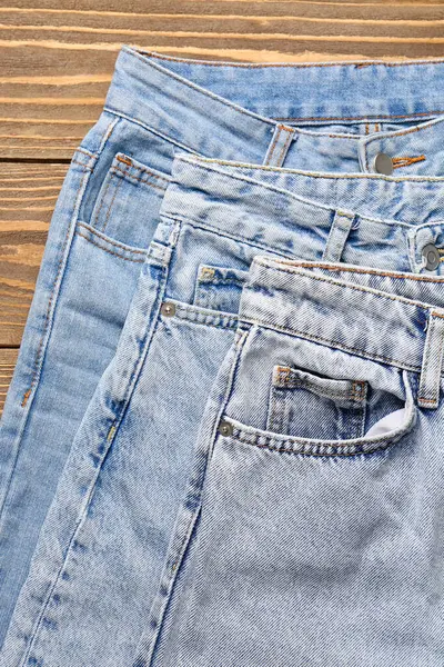 Calça Jeans Elegante Diferente Fundo Madeira Marrom — Fotografia de Stock