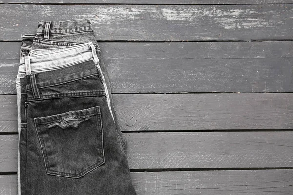 Calça Jeans Jeans Estilo Diferente Fundo Madeira Cinza — Fotografia de Stock