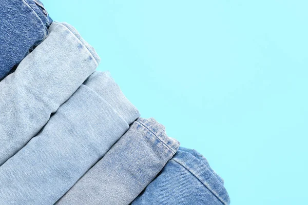 Jeans Piegati Diversi Sfondo Blu — Foto Stock