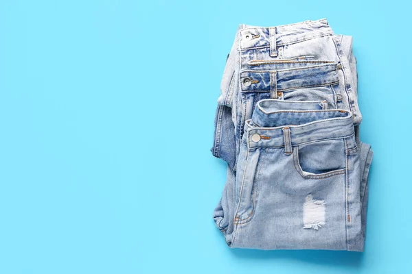 Calça Jeans Elegante Diferente Fundo Azul — Fotografia de Stock