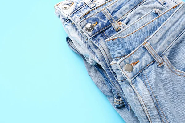 Calça Jeans Elegante Diferente Fundo Azul — Fotografia de Stock