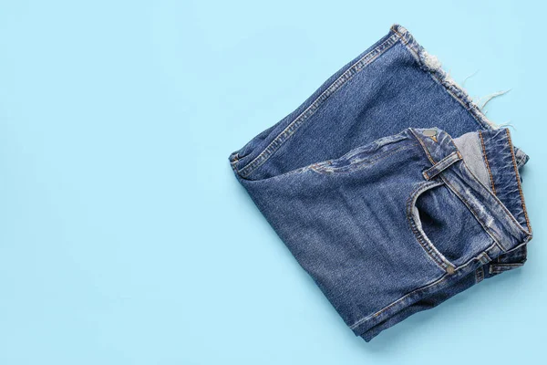 Jeans Denim Alla Moda Sfondo Blu — Foto Stock