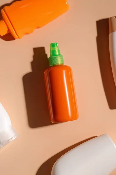 Diverse Bottiglie Crema Solare Sfondo Marrone — Foto Stock