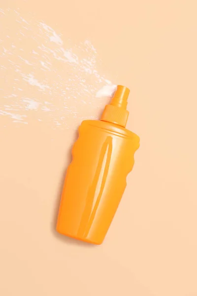 Botella Crema Protector Solar Sobre Fondo Naranja Pálido —  Fotos de Stock