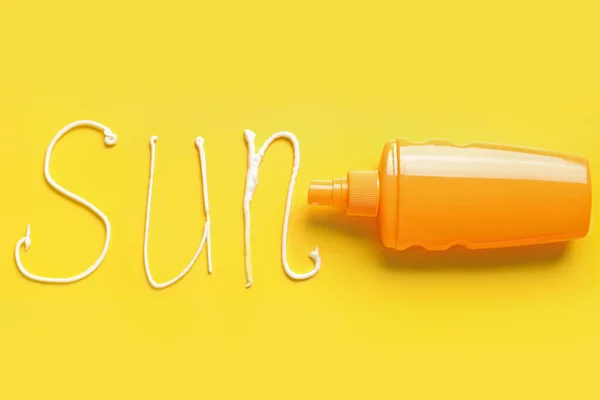 涂防晒霜的酒瓶和黄色底色奶油制成的Sun — 图库照片