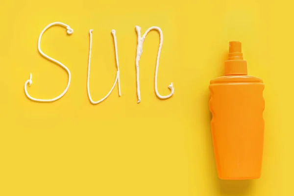 Flasche Mit Sonnencreme Und Wort Sun Aus Sahne Auf Gelbem — Stockfoto