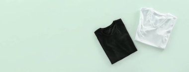 Naneli arkaplanda boş tişörtler ve metin için boşluk