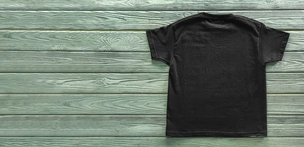 Blank Czarny Shirt Drewnianym Tle Miejscem Tekst — Zdjęcie stockowe