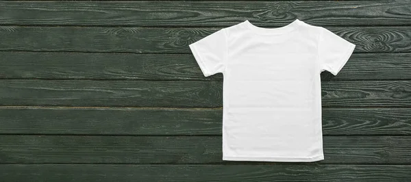 テキストのためのスペースと暗い木製の背景に空白の白いTシャツ — ストック写真