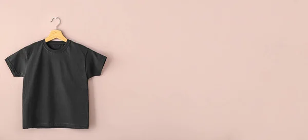 Cintre Avec Shirt Homme Noir Sur Fond Rose Avec Espace — Photo