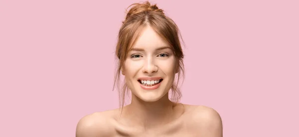 Vacker Ung Kvinna Med Silkeslen Hud Rosa Bakgrund — Stockfoto