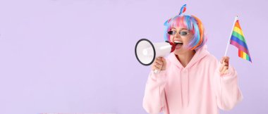 LGBT bayrağı ve eflatun arka planda megafonu olan genç bir kadın.