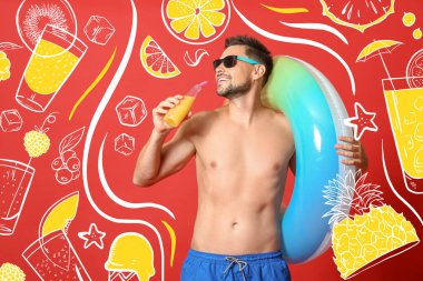 Şişme yüzüklü mutlu adam kırmızı arka planda yaz kokteyli içiyor.