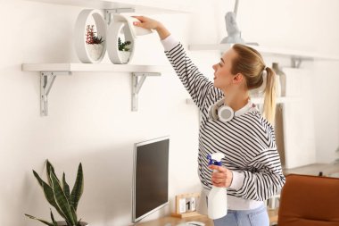 Genç bir kadın Floraryum 'u temizliyor.