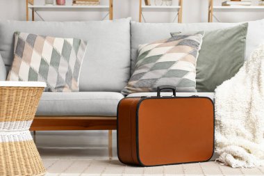 Kahverengi bavul oturma odasında