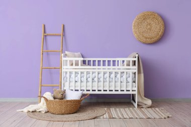 Çocuk odasının içinde beşik, merdiven ve sepet var.