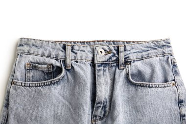 Beyaz arka planda şık mavi kot pantolon