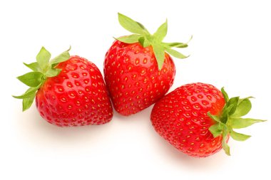 Beyaz arka planda taze çilekler