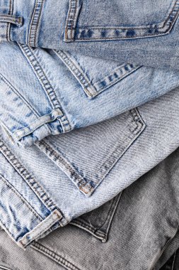 Arka plan olarak farklı stil katlanmış kot pantolon, yakın plan