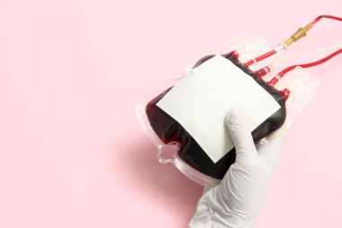 Pembe arka planda kan torbası olan kadın doktor, yakın plan. Dünya Bağış Günü
