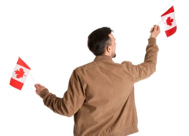 Beyaz arka planda Kanada bayrakları olan yakışıklı bir adam.