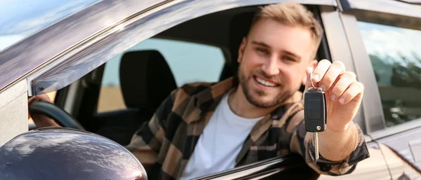 Szczęśliwy Młody Człowiek Kluczem Siedzi Swoim Nowym Samochodzie — Zdjęcie stockowe