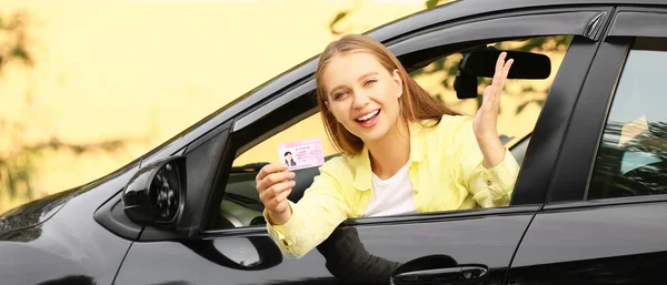 成功通过驾驶执照考试后快乐的年轻女子 — 图库照片