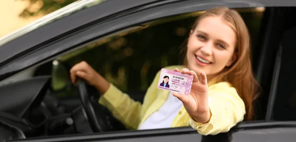 Счастливая Молодая Женщина После Успешного Прохождения Водительского Удостоверения — стоковое фото