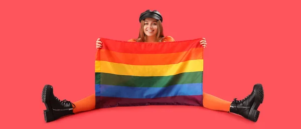 Mooie Jonge Vrouw Met Lgbt Vlag Rode Achtergrond — Stockfoto