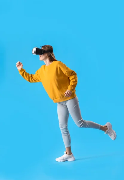 Молодая Женщина Очках Виртуальной Реальности Синем Фоне — стоковое фото