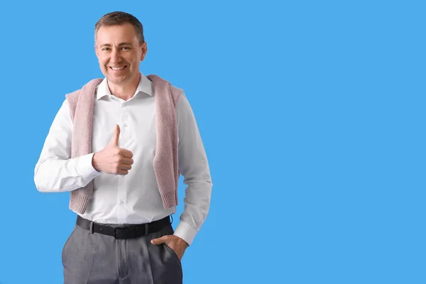 Reifer Mann Hemd Zeigt Daumen Nach Oben Auf Blauem Hintergrund — Stockfoto