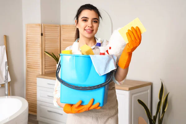 Jovem Mulher Com Suprimentos Limpeza Banheiro — Fotografia de Stock