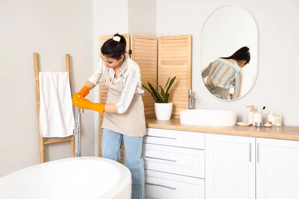 Genç Bir Kadın Evindeki Banyoyu Temizliyor — Stok fotoğraf