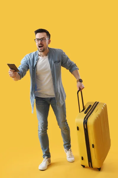 Wütender Junger Mann Mit Pass Und Koffer Auf Gelbem Hintergrund — Stockfoto