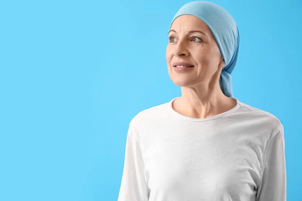Dojrzała Kobieta Chemioterapii Niebieskim Tle Zbliżenie — Zdjęcie stockowe