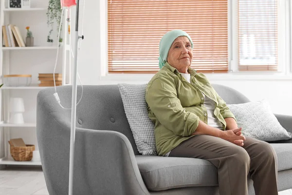 Старша Жінка Після Хіміотерапії Сидить Дивані Вдома — стокове фото