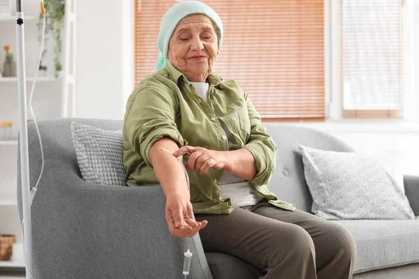 Evde Kimyasal Terapi Gören Yaşlı Bir Kadın — Stok fotoğraf