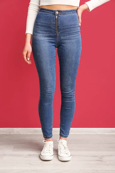 Mujer Joven Jeans Con Estilo Cerca Pared Roja — Foto de Stock