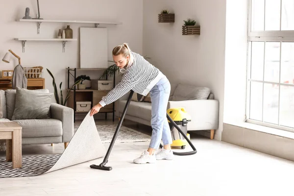 Young Woman Hoovering Home — Stock Photo, Image