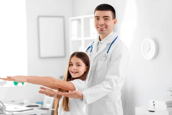 Arzt Überprüft Haltung Von Kleinem Mädchen Klinik — Stockfoto