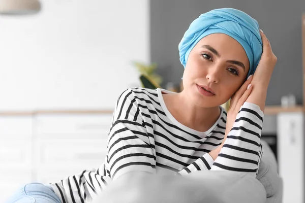 Ung Kvinna Efter Kemoterapi Sitter Hemma — Stockfoto