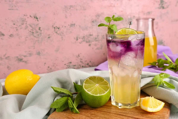 Gin Und Tonic Mit Limette Auf Dem Tisch — Stockfoto