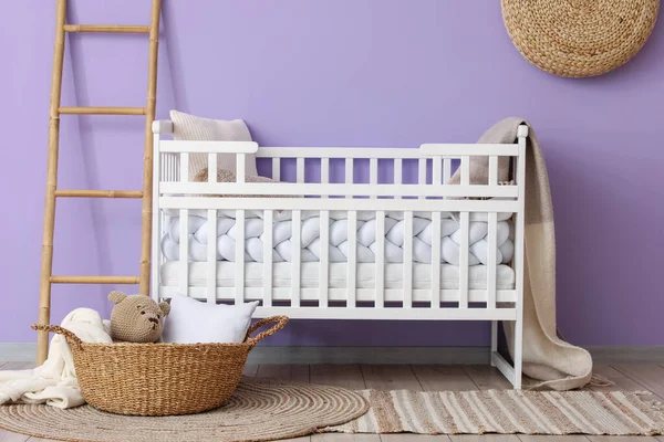 带婴儿床 梯子和篮子的儿童房内 — 图库照片