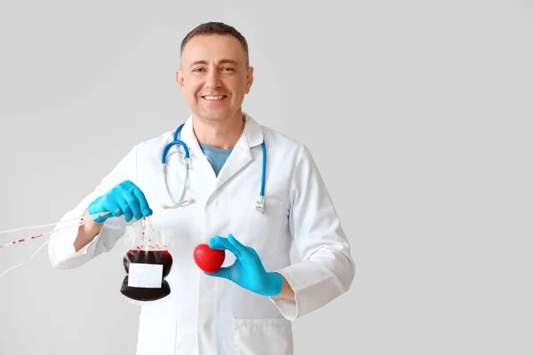 Starší Lékař Krevním Zásobníkem Pro Transfuzi Srdce Světlém Pozadí — Stock fotografie