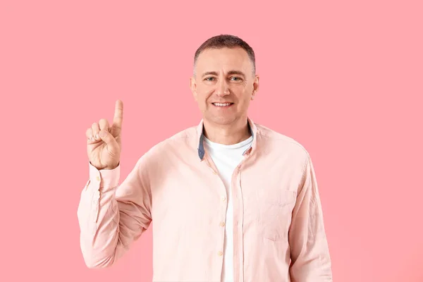 Mature Blood Donor Pointing Something Pink Background — Stock Photo, Image